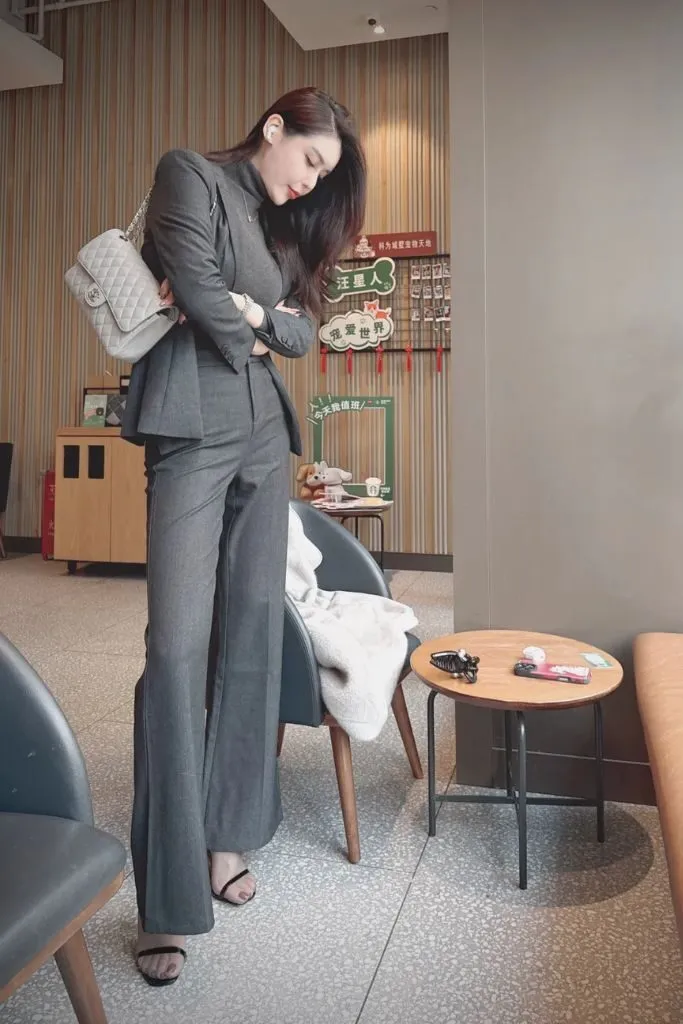 Gái xinh trong trang phục công sở