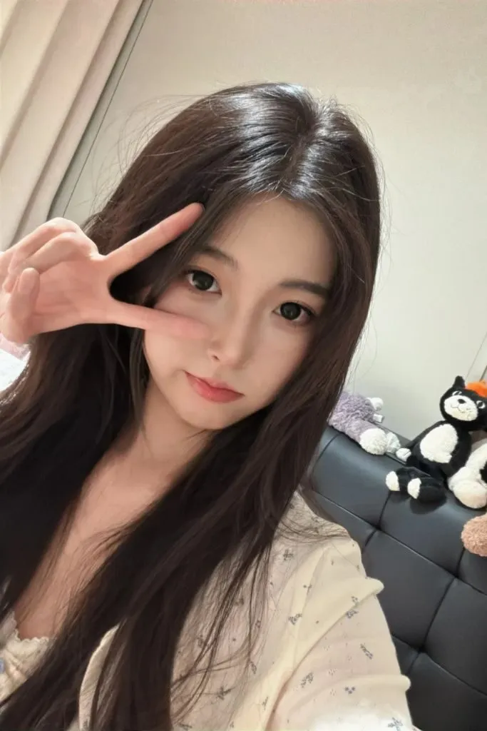 Cô gái cute say hi trước camera