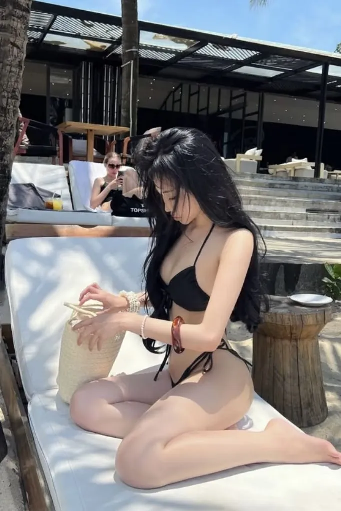 Bikini đen tôn thêm vẻ đẹp rạng ngời của em gái