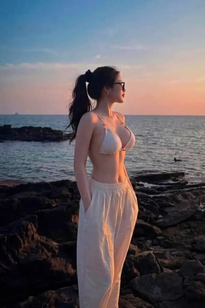 Gái xinh mặc bikini khoe sắc chiều hoàng hôn