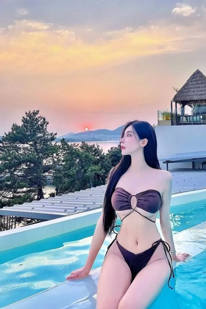 Ảnh gái mặc bikini quyến rũ và hấp dẫn bên hồ bơi