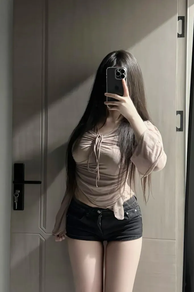 Gái múp che mặt khoe body trước gương