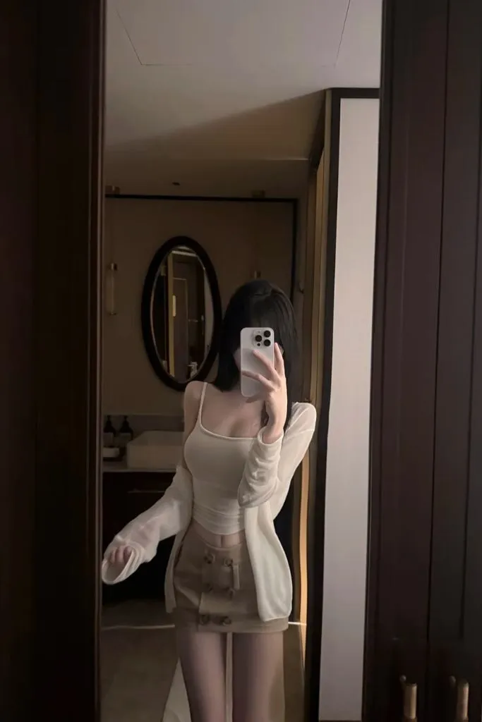Gái xinh khoe dáng sexy trước gương
