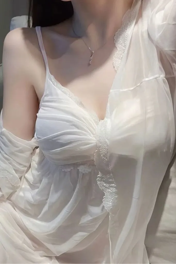 Gái xinh khoe ngực trước ống kính