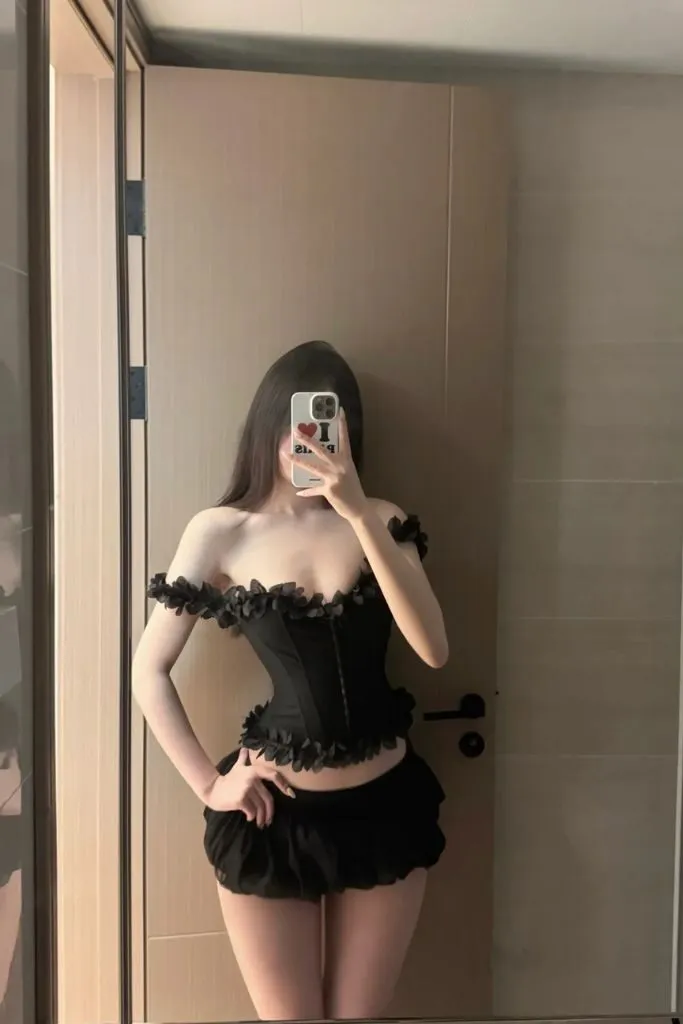 Gái xinh khoe trọn bộ ngực trước gương