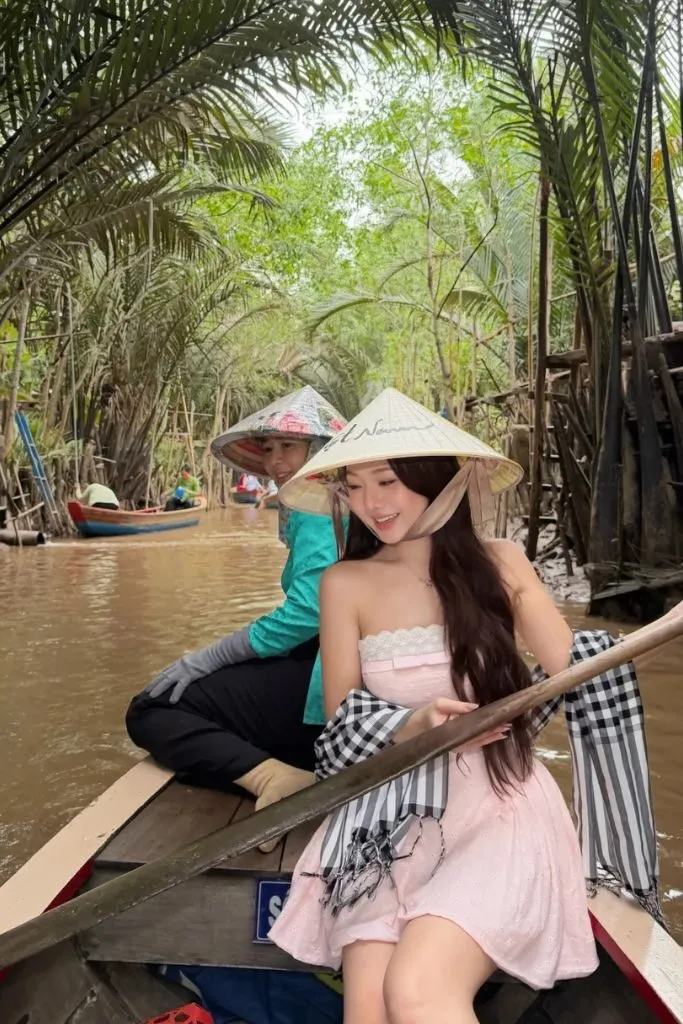 Ảnh gái xinh cười tươi ở sông nước miền Tây