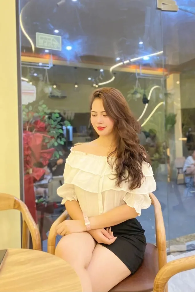 Gái đẹp diện đồ đi ăn tối
