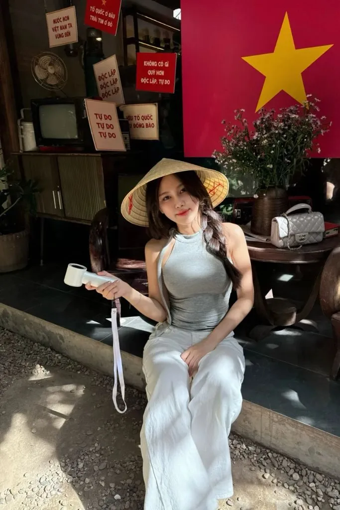 Nàng thơ khoe ngực khủng dưới nắng ban mai
