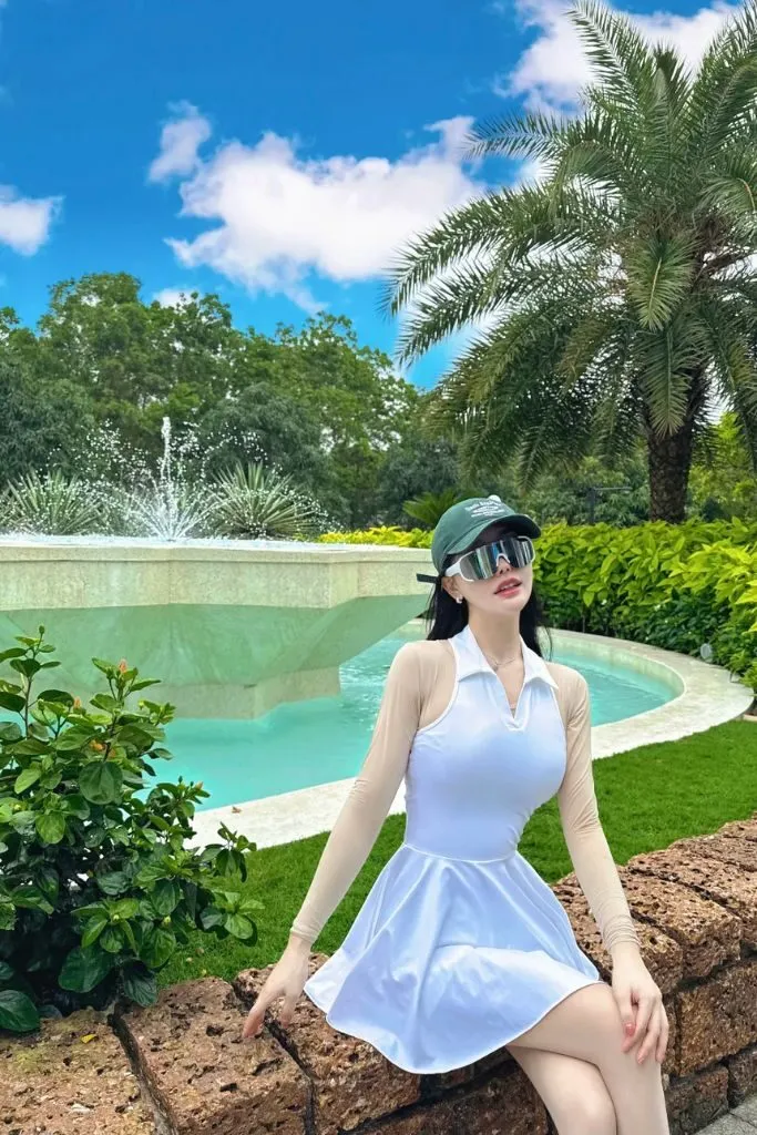 Gái xinh gợi cảm bên hồ bơi