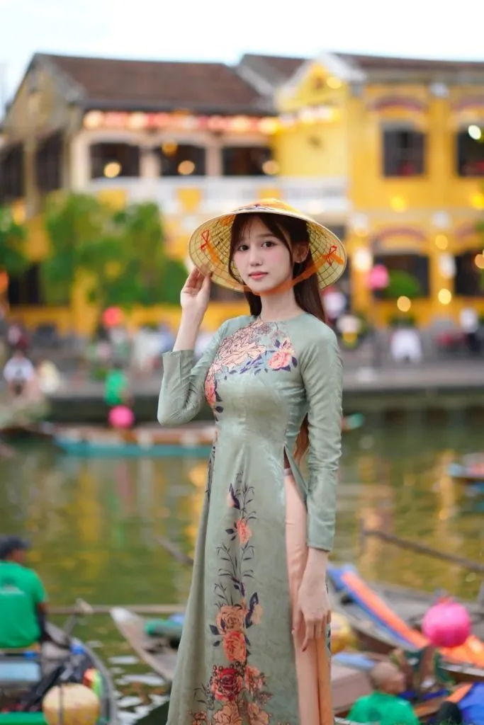 Gái xinh trong trang phục áo dài truyền thống