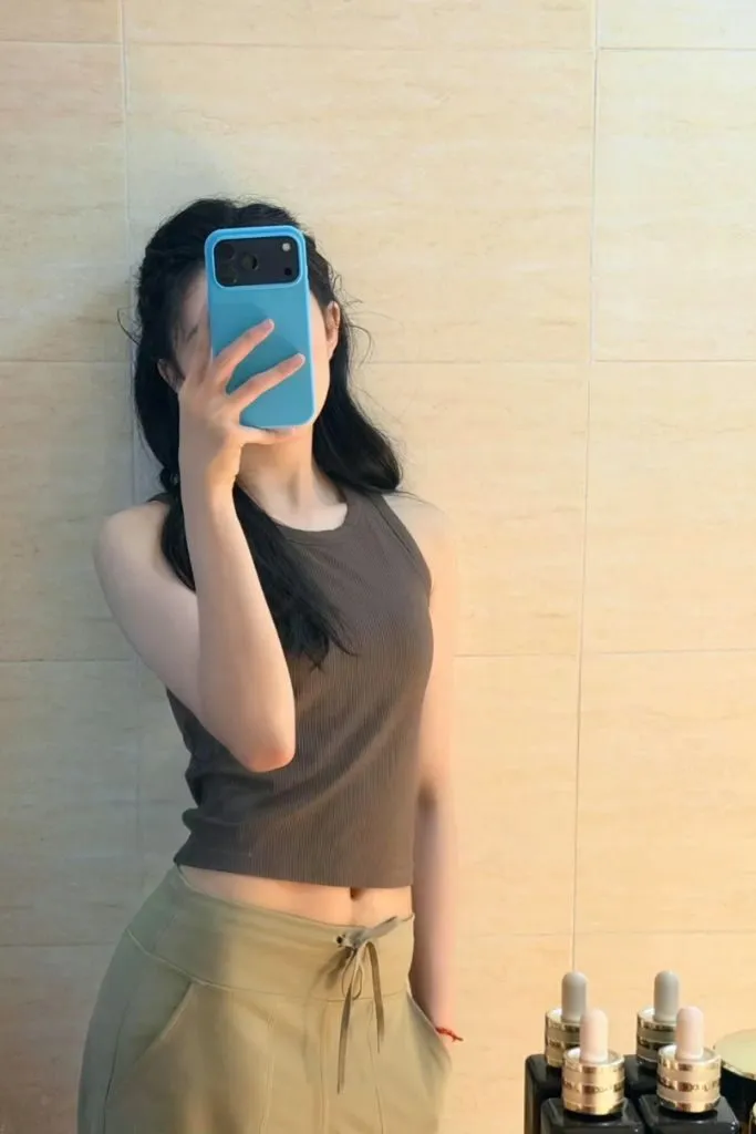 Gái xinh che mặt gợi cảm bằng điện thoại