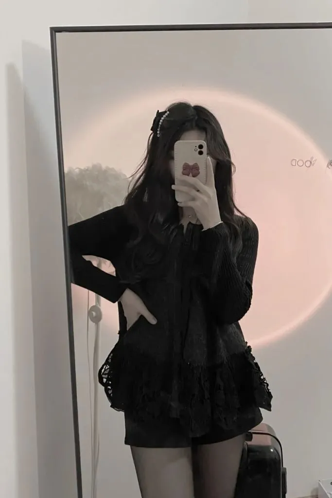Gái xinh che mặt diện outfit trước gương
