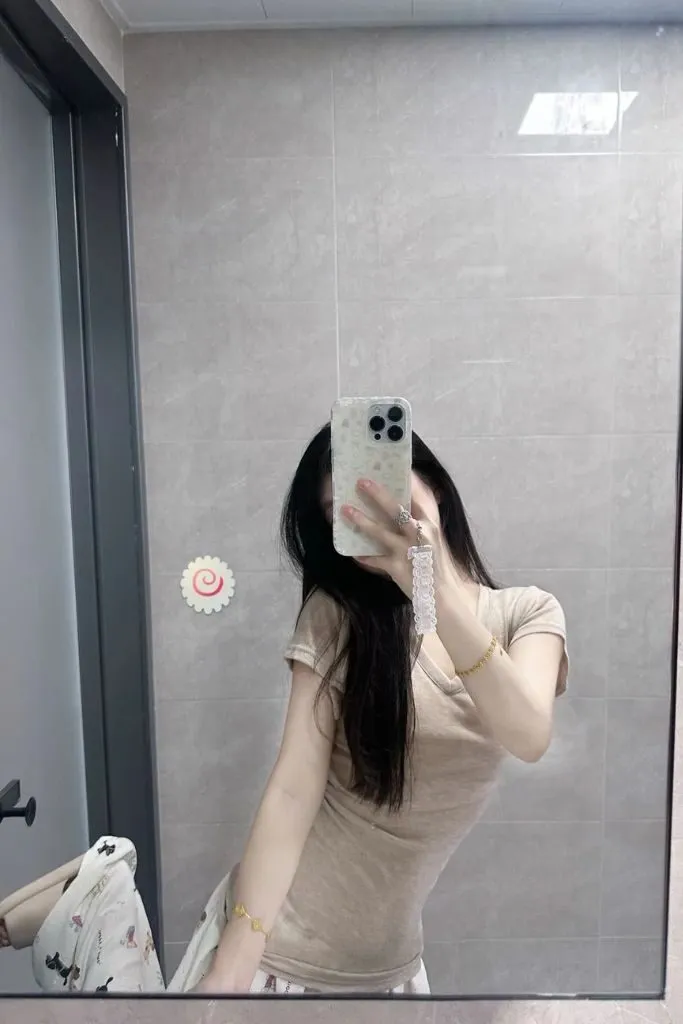 Gái xinh đứng trước gương tự tin khoe dáng