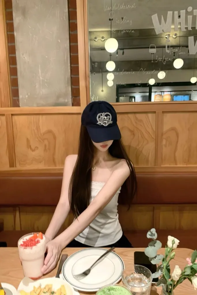 Gái xinh đi ăn che mặt thần thái