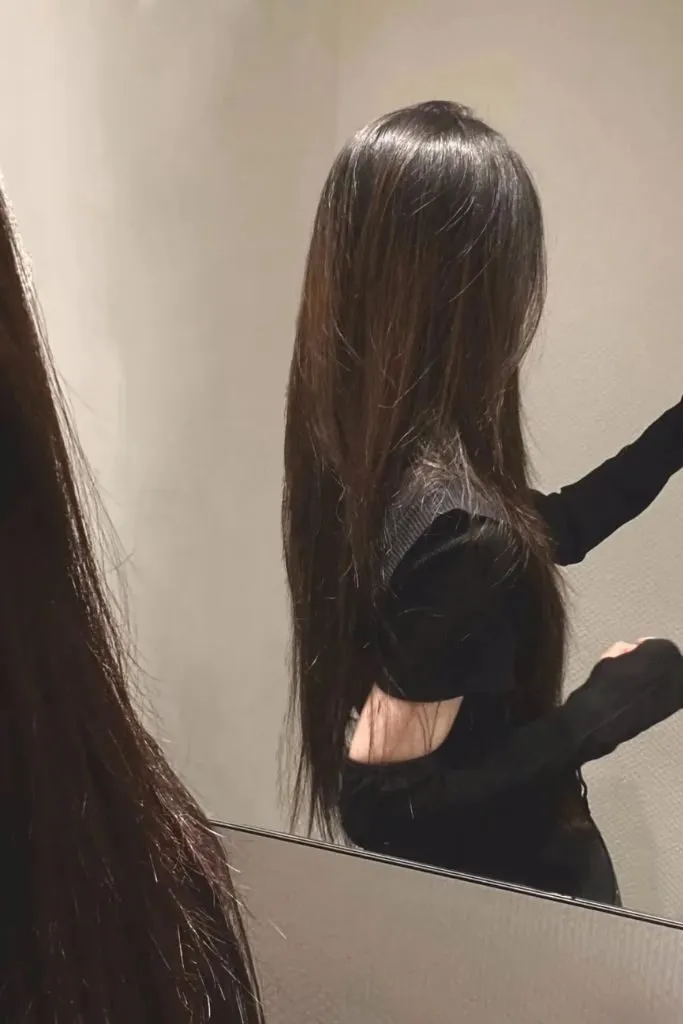 Gái xinh quay lưng suy tư về ai đó