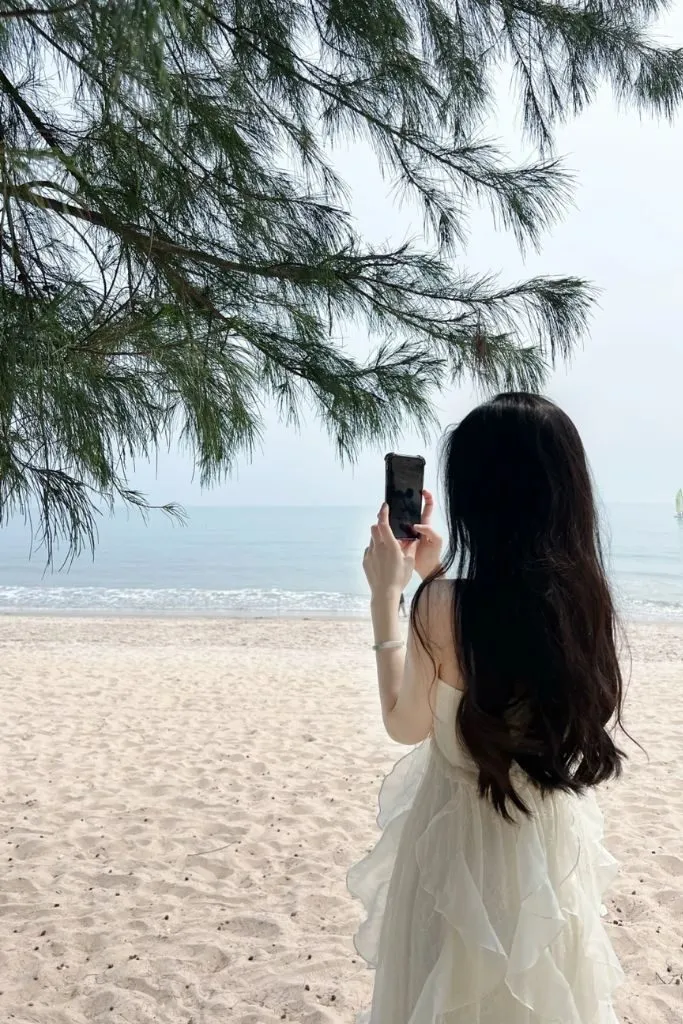 Ảnh gái xinh che mặt quay lưng bên bờ biển