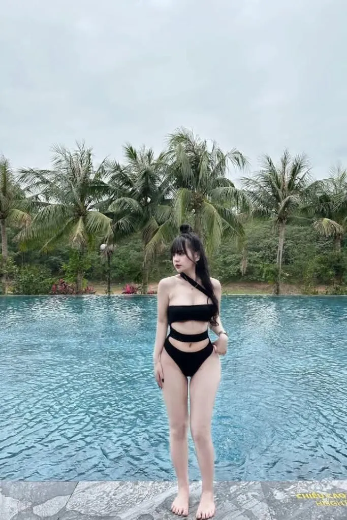Hot girl khoe vóc dáng cuốn hút