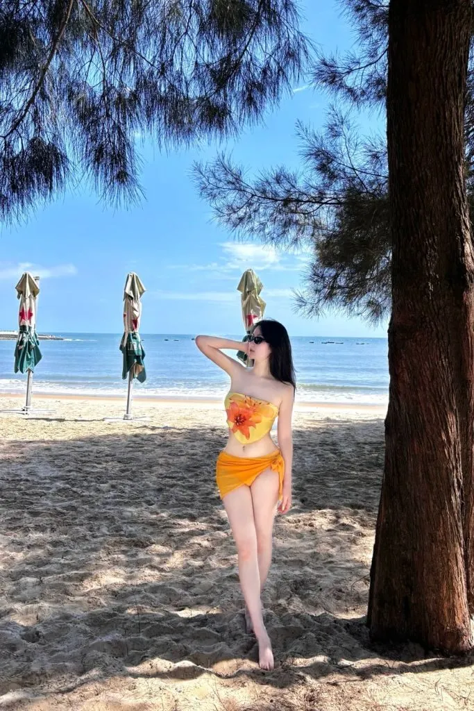 Gái xinh mặc bikini nổi bật giữa đám đông