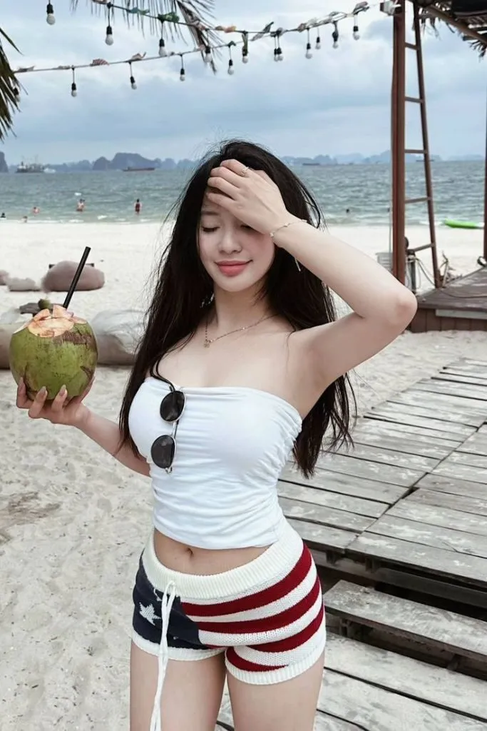 Ảnh gái xinh mặc bikini đi biển siêu cuốn hút