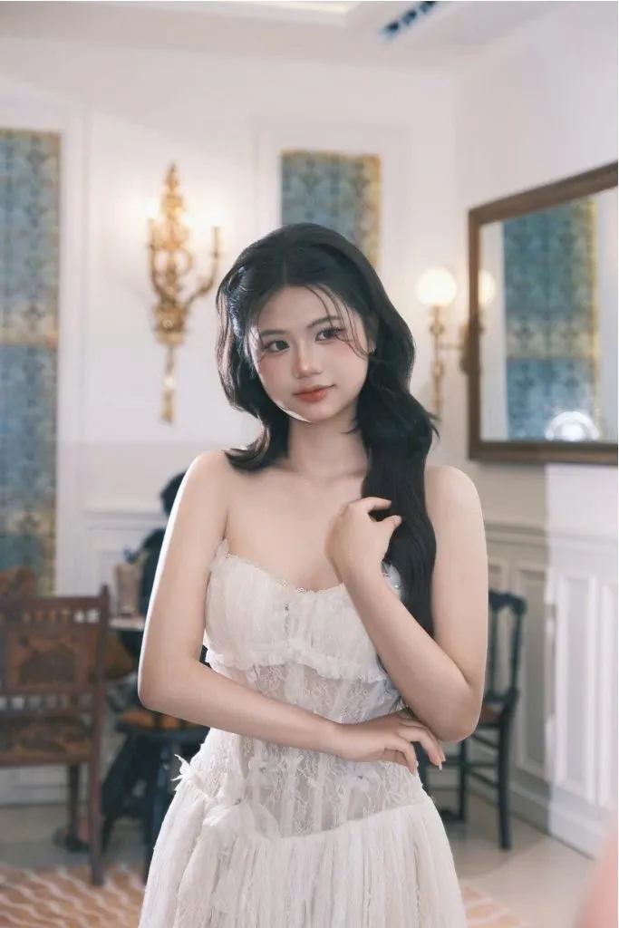 Hotgirrl xinh đẹp mang váy khoét ngực siêu xinh