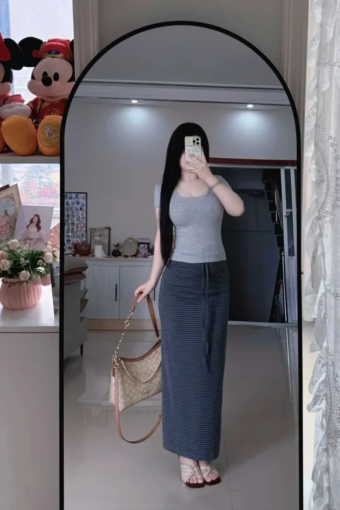 Gái xinh khoe vú to trước gương đầy gợi cảm