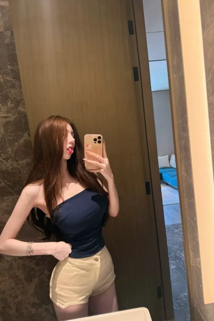 Gái xinh khoe vú to còn lè lưỡi biểu cảm gợi tình cực hứng
