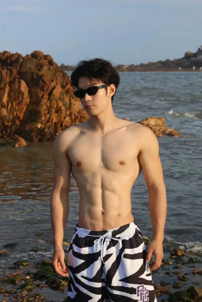 Thần thái cuốn hút cùng với body 6 múi