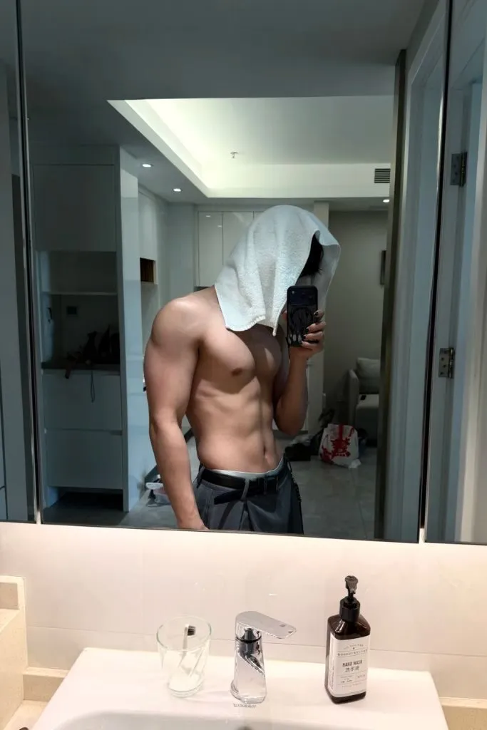 Một góc khoe body trước gương
