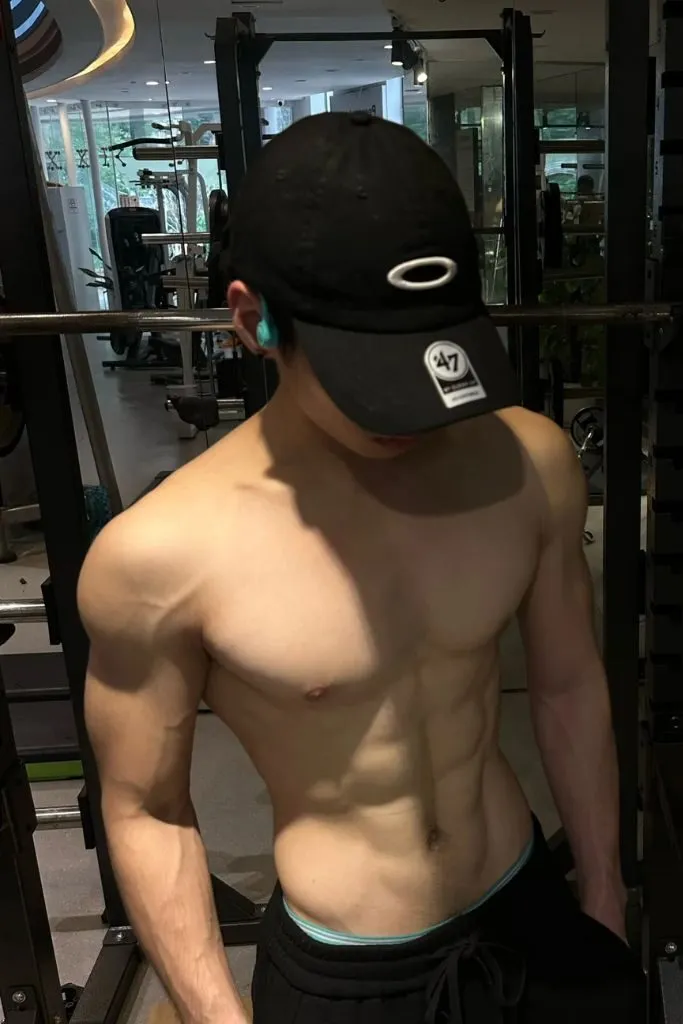 Body 10 điểm của trai xinh che mặt