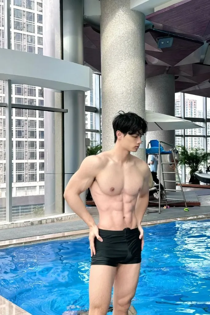 Trai 6 múi khoe body bên hồ bơi