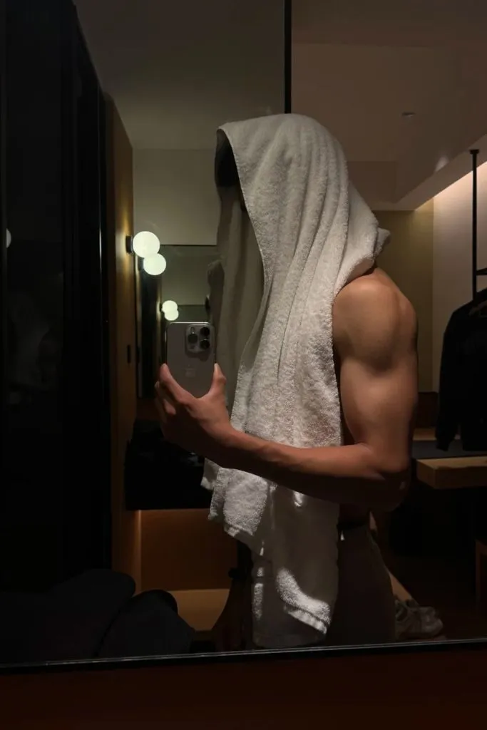 Body cơ bắp của trai đẹp khi vừa bước ra từ phòng tắm
