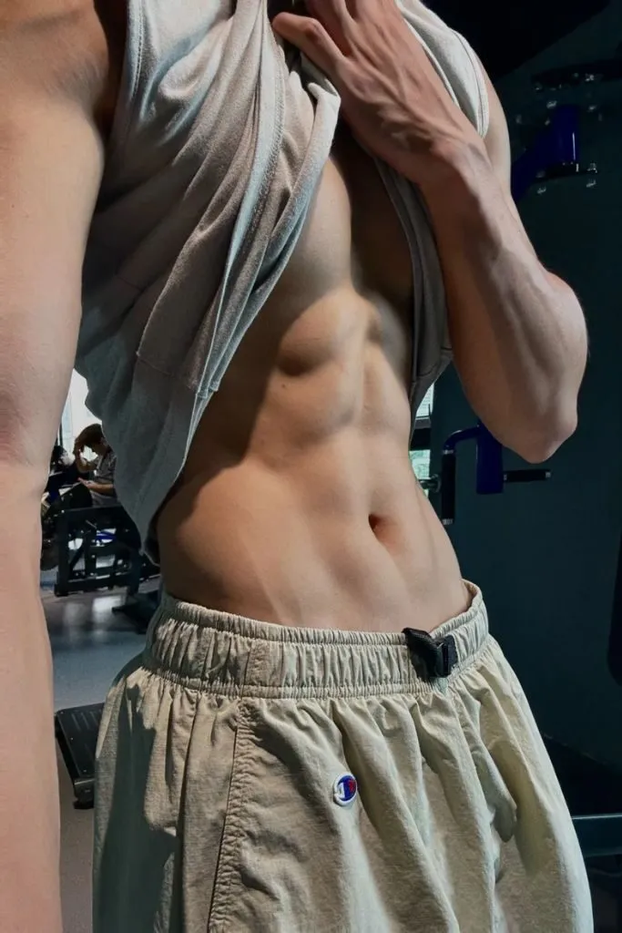 Trai đẹp khoe body vạm vỡ