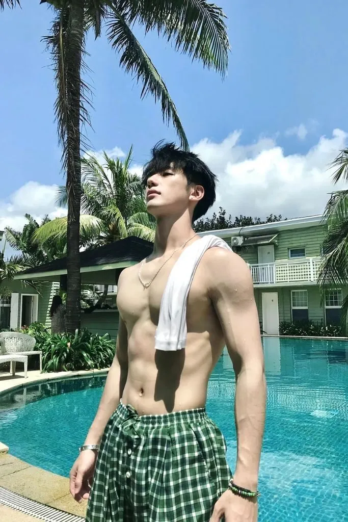 Trai đẹp body săn chắc bên hồ bơi