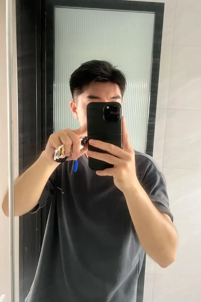 Một anh trai đẹp che mặt bằng điện thoại
