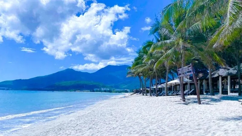 Nha Trang sở hữu nhiều bãi biển có bờ cát trắng dài