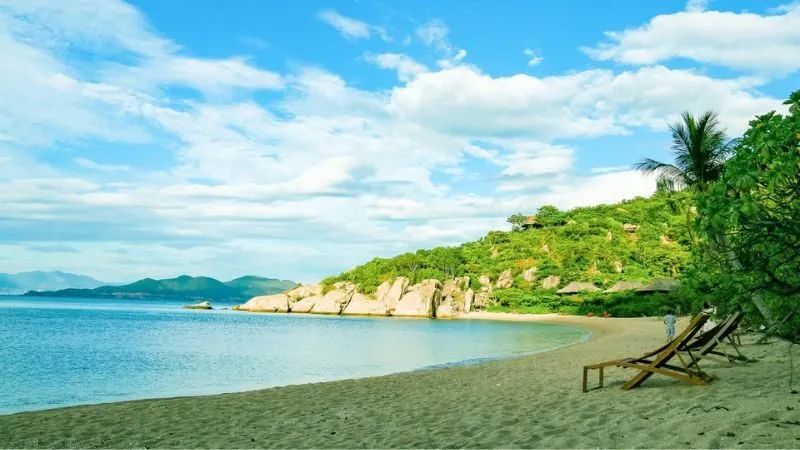 Hòn đảo nổi bật với cảnh quan tự nhiên, bãi biển và các hoạt động nghỉ dưỡng