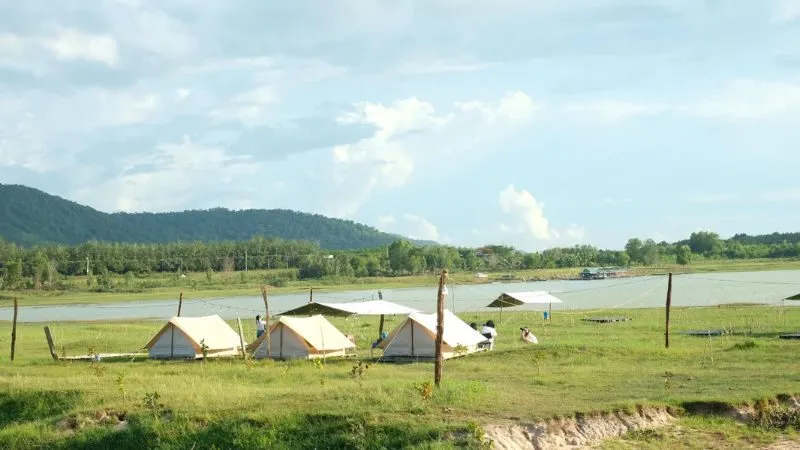 La Cà Camping là một trong những địa điểm được nhắc đến trong các danh sách camping quanh hồ Dầu Tiếng