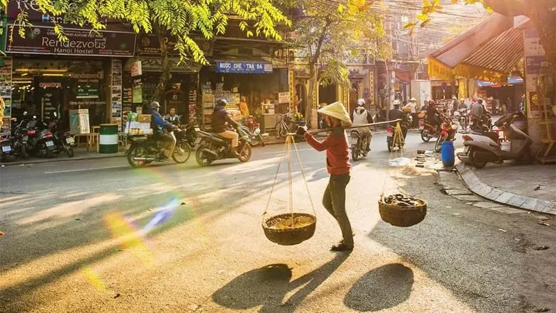 Khu phố cổ là lựa chọn phù hợp nếu muốn tìm hiểu đời sống và không gian văn hóa đặc trưng của Hà Nội