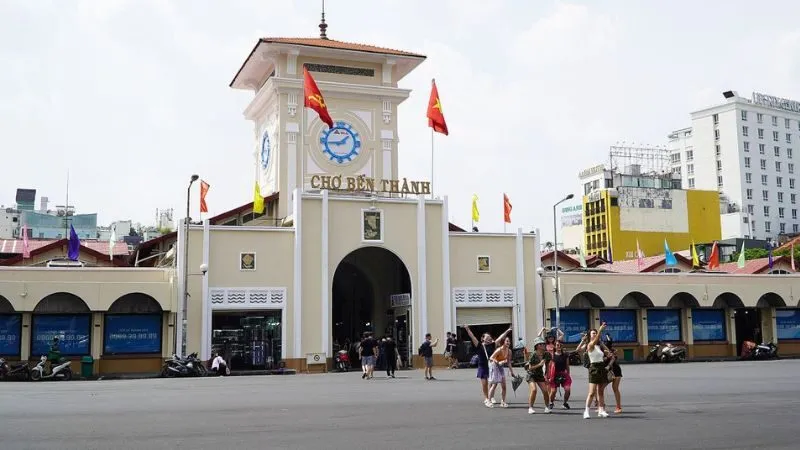 Chợ Bến Thành – biểu tượng mua sắm và ẩm thực Sài Gòn