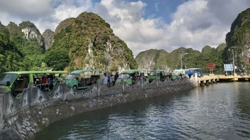 Làng Việt Hải được bao quanh bởi núi rừng và không gian tương đối tách biệt với khu vực trung tâm