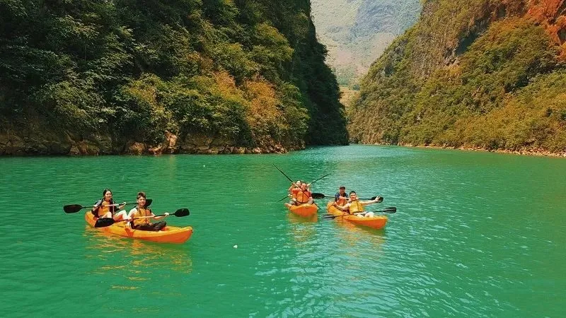 Sông Nho Quế nổi bật giữa những vách đá cao tạo nên khung cảnh đặc trưng của vùng Mèo Vạc