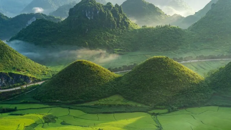 Núi đôi Quản Bạ là điểm dừng chân nổi tiếng trên cung đường từ thành phố Hà Giang lên Đồng Văn