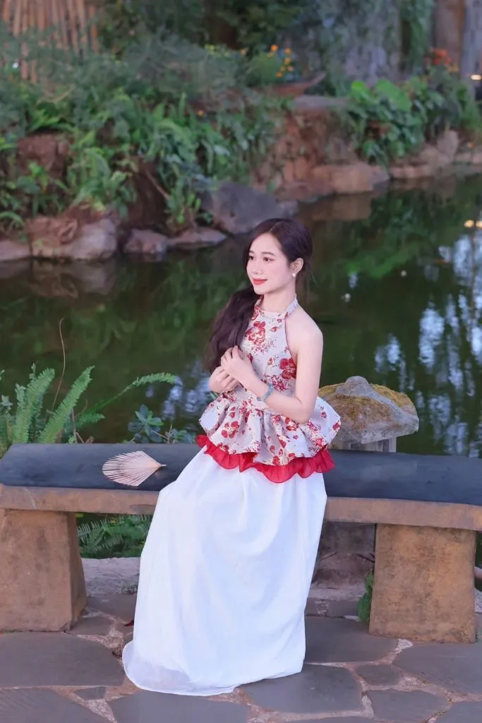 Gái xinh dịu dàng bên bờ hồ