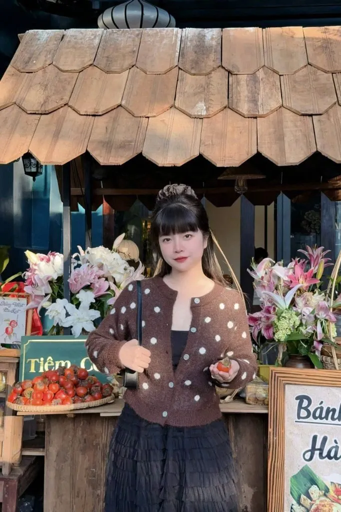Hình ảnh gái xinh cùng tone nâu huyền bí