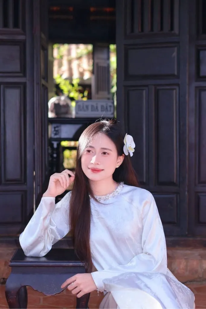 Vẻ đẹp nhẹ nhàng của cô gái trong tà áo dài