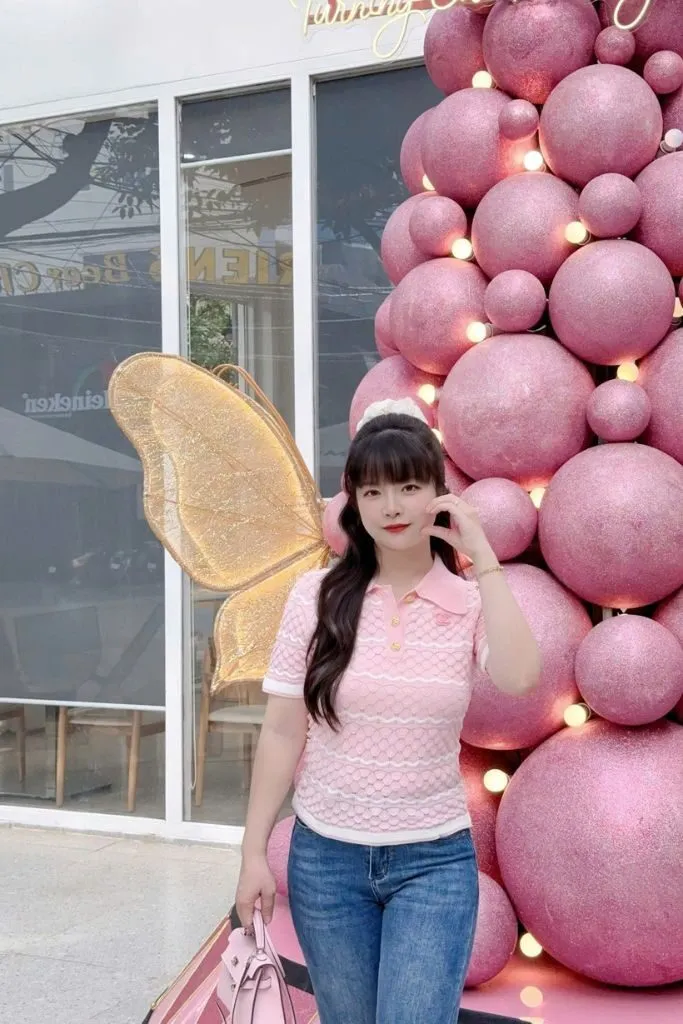 Gái xinh thanh lịch đi dự sinh nhật