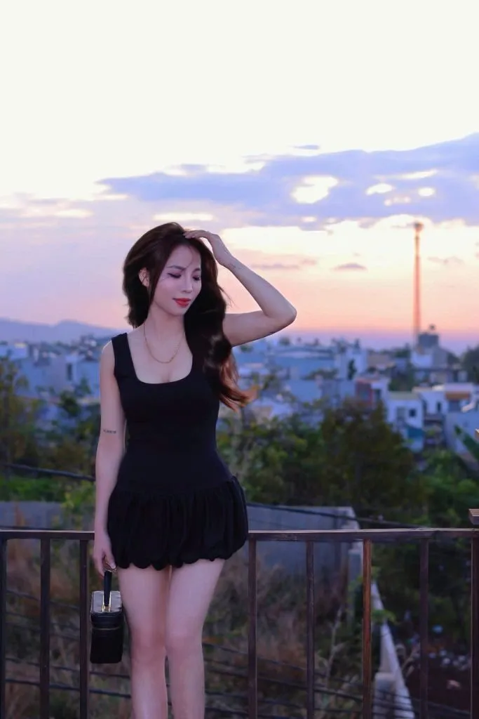Gái xinh Việt Nam đón hoàng hôn đẹp